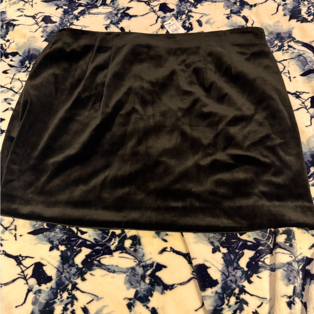 Velvet black mini skirt xl new with tags from express